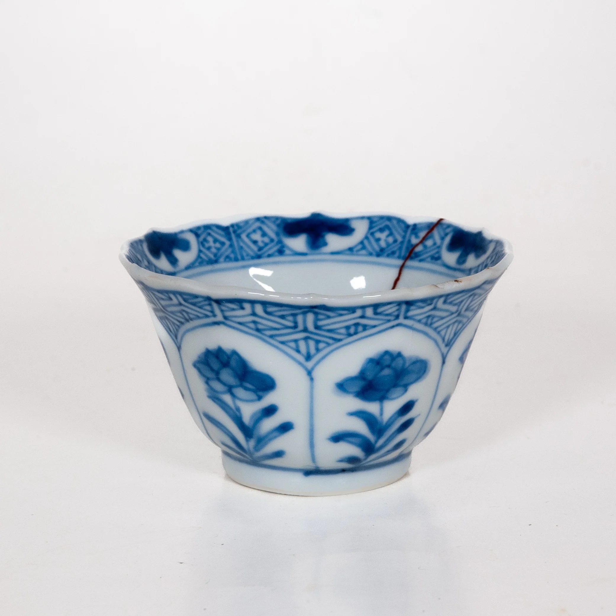 Antique Qing Dynasty Repaired Porcelain Blue And White Floral Motifs Tea Cup, Kangxi (1661-1722)€165.95Tea CupsmySiteTEAWAVYTEAWAVY
