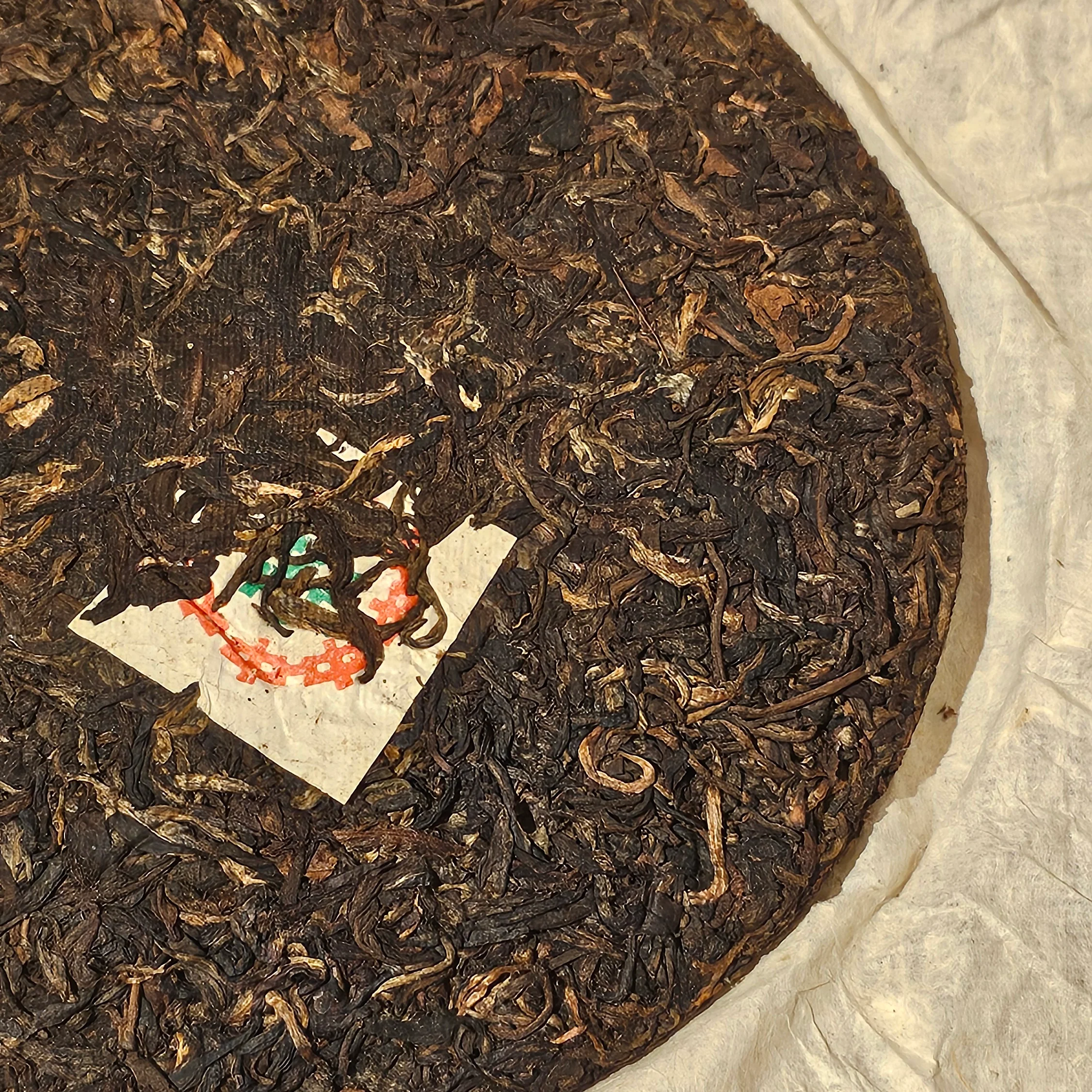 1990 Straight Edge Iron Mold, Pu-Erh Tea Cake, CNNP  (Raw/Sheng)€41.95Pu-erh TeamySiteTEAWAVYTEAWAVY